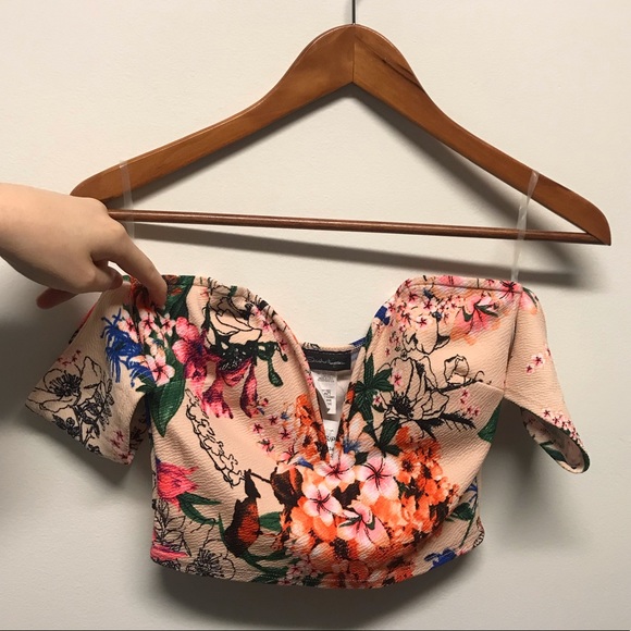 Tops - 🌸Cream floral v neck crop top